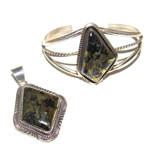 Navajo jewelry, Zuni Jewelry, Old Pawn Navajo, Old Pawn Zuni, Navajo Turquoise Rings, Navajo turquoise jewelry, Zuni turquoise jewelry, American Indian Jewelry, Navajo Bracelets, Zuni Bracelets, Navajo Rings, Zuni Rings, Old Pawn jewelry, Navajo Necklaces, Zuni Necklace